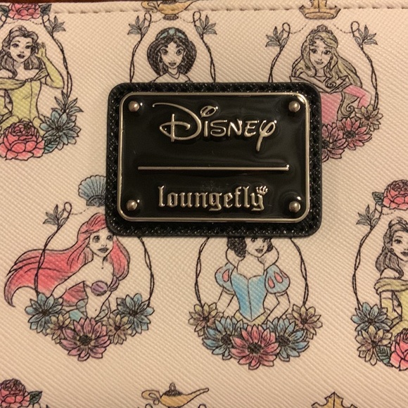 New Disney Loungefly Wallet Princesses 👸🧚🏻‍♀️👑💞 - Picture 2 of 7